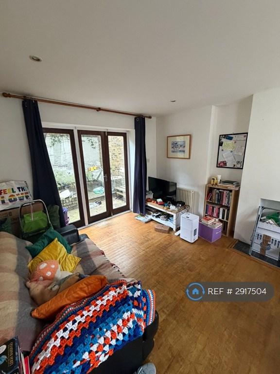 1 bedroom flat in Sulgrave Road, London, W6 (1 bed) (#2917504)