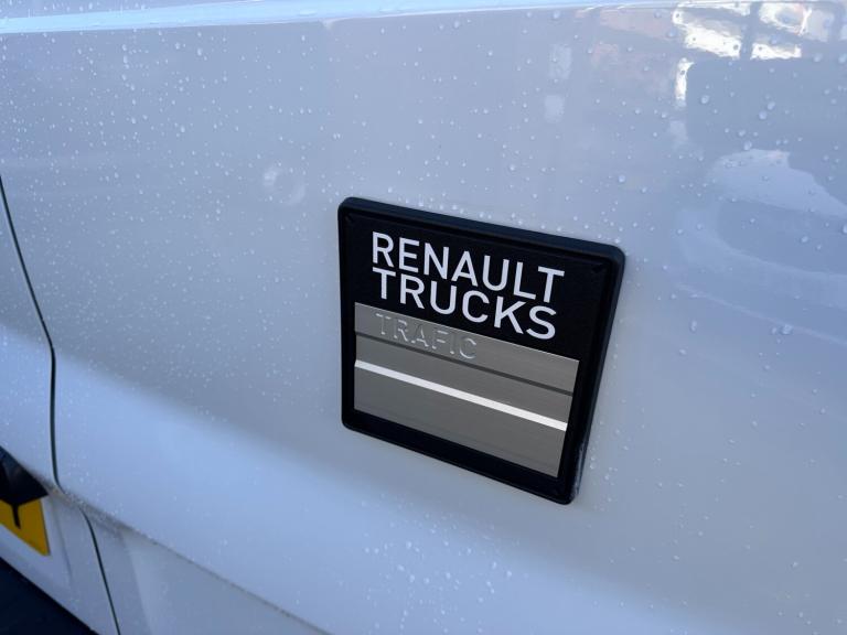 2023 73 RENAULT TRUCKS UK TRAFIC dCi 150 3T LWB L2 H1 Van Red Edition