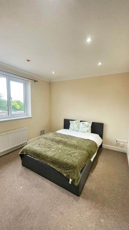 Spacious room in a 2 bed flat near bus stop