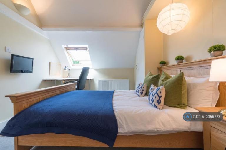 1 bedroom in The Willows, Cirencester, GL7 (#2955778)