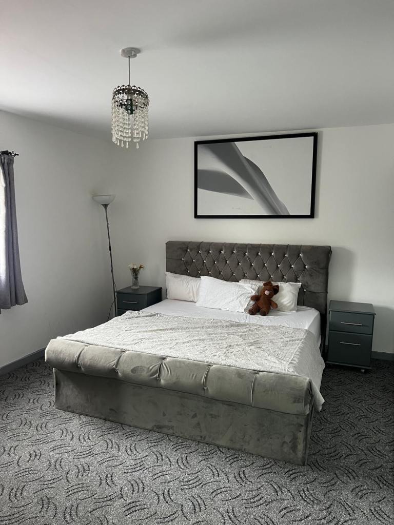 Large EN-SUITE room in the heart of Norbury. Inclusive of all bills pcm. SW16 4EB.