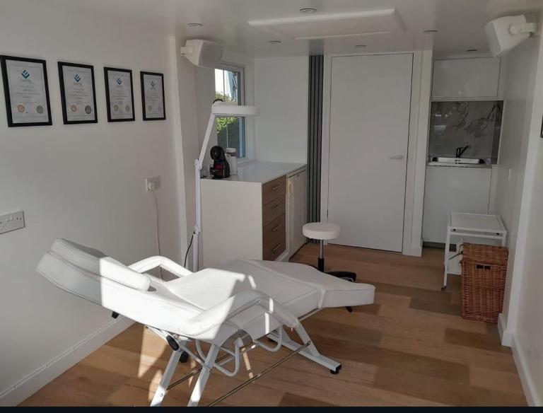 A treatment room to  rent