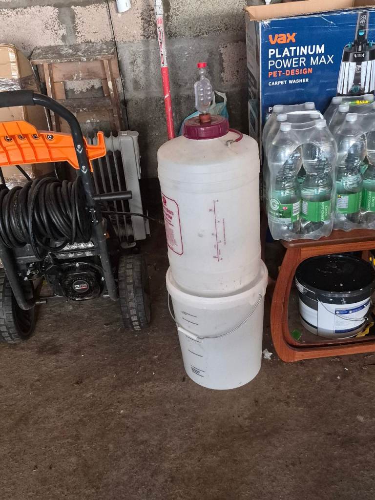 Home brewing barrel and fermenting bin