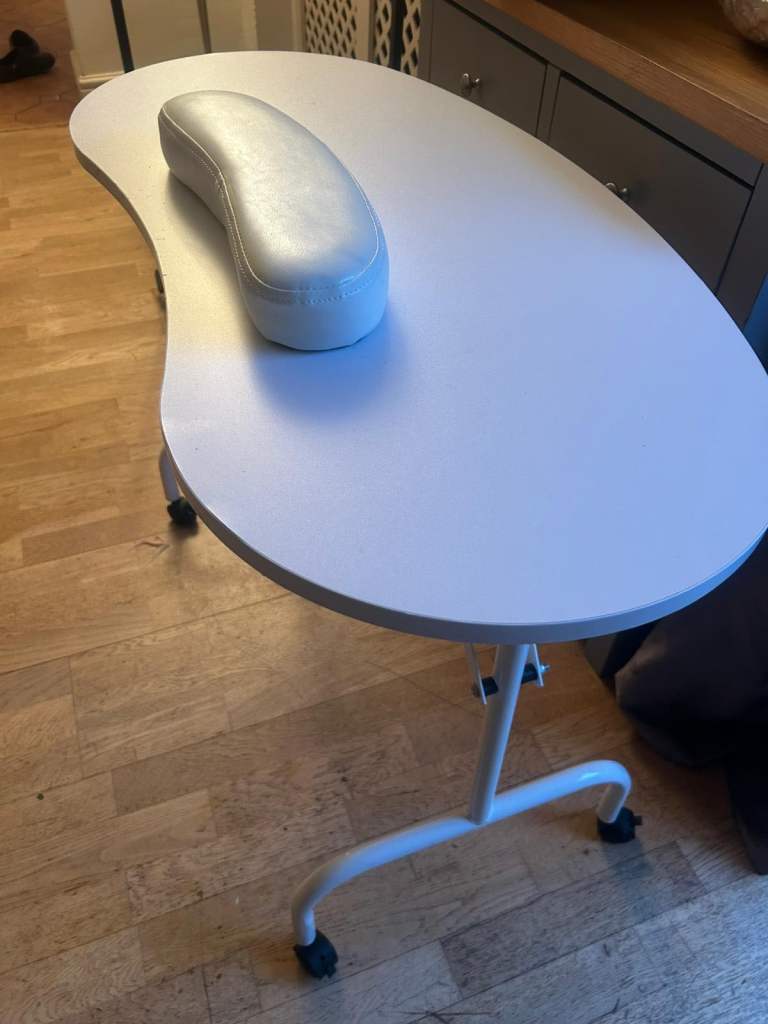 nail desk 