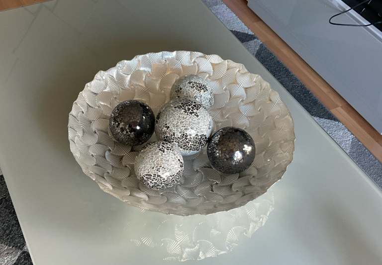 Decorative glass baubles