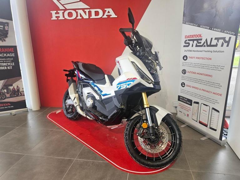 2026 HONDA X-ADV SE in Pearl Glare White Tri-Colour
