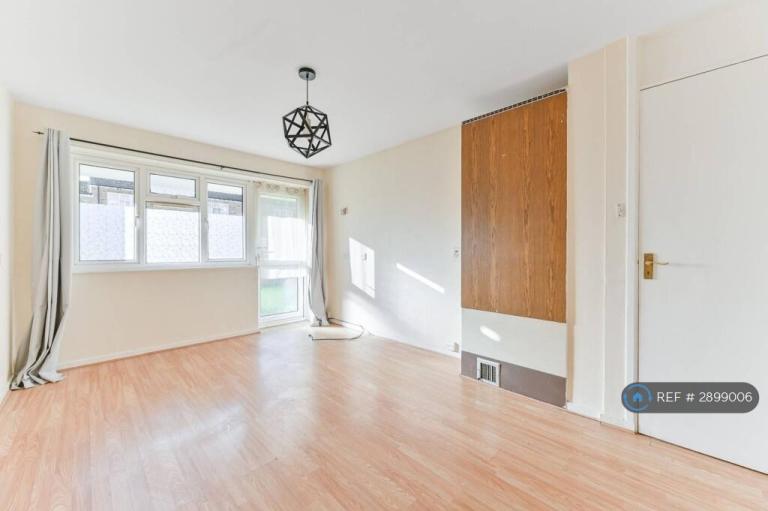 1 bedroom flat in Bredhurst Close, London, SE20 (1 bed) (#2899006)
