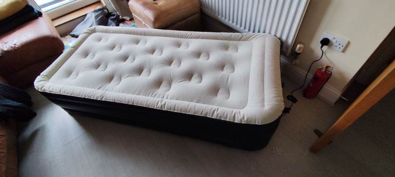 Like New! Green Haven Raised Single Air Bed with Built-in Pump