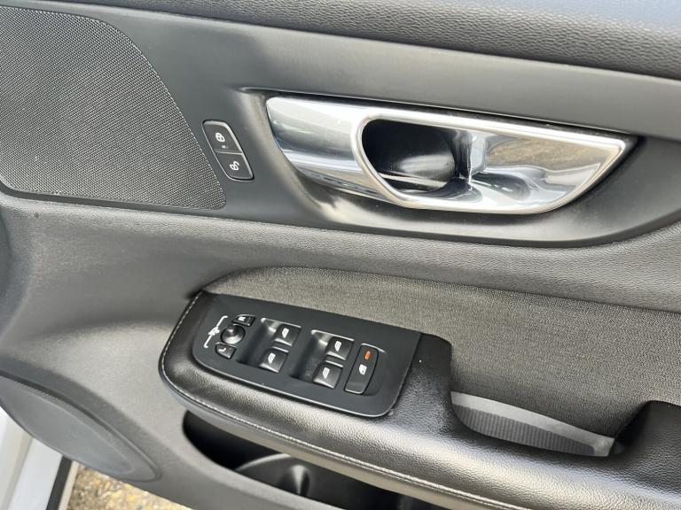 VOLVO V60 2.0 Momentum Plus D3 Silver Manual Diesel 2019