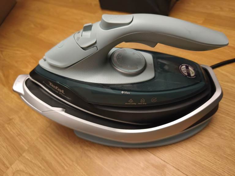 Tefal Freemove Power Cordless Iron – As Good As New