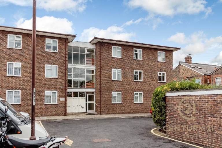 1 bed first floor flat for a 1/2 bed 