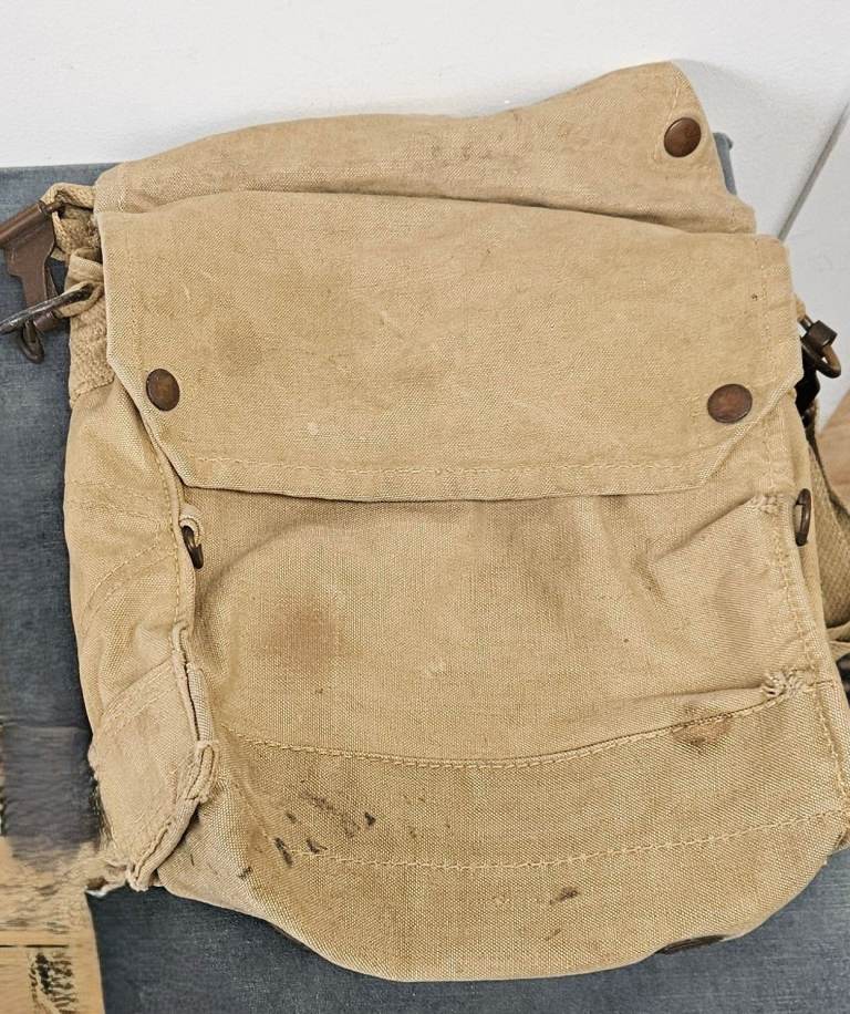 Vintage Military Army Gas Mask Bag Faded Green/Khaki (French/Belgian??) 