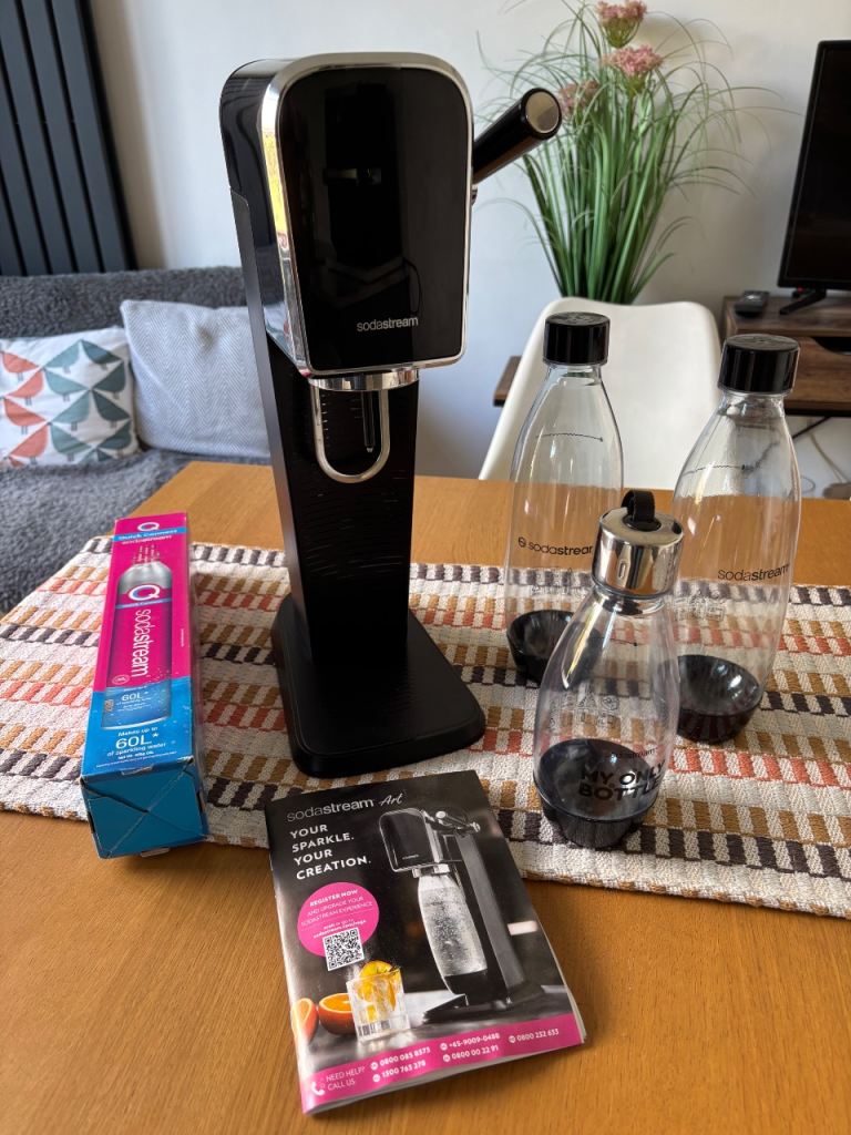 Sodastream Art with extra C02 gas Cylinder and Bottles- Like new