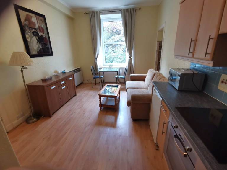 1 Bed Flat Furnished First Floor in Fountainbridge spacious double bedroom