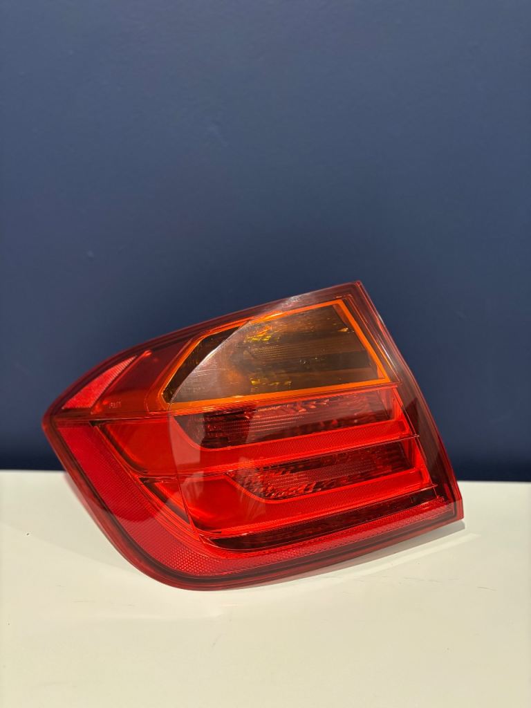 2012-2015 BMW 3 SERIES F30 NSR  Passenger rear TAIL LIGHT on body  7372783