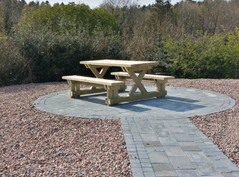 Picnic table