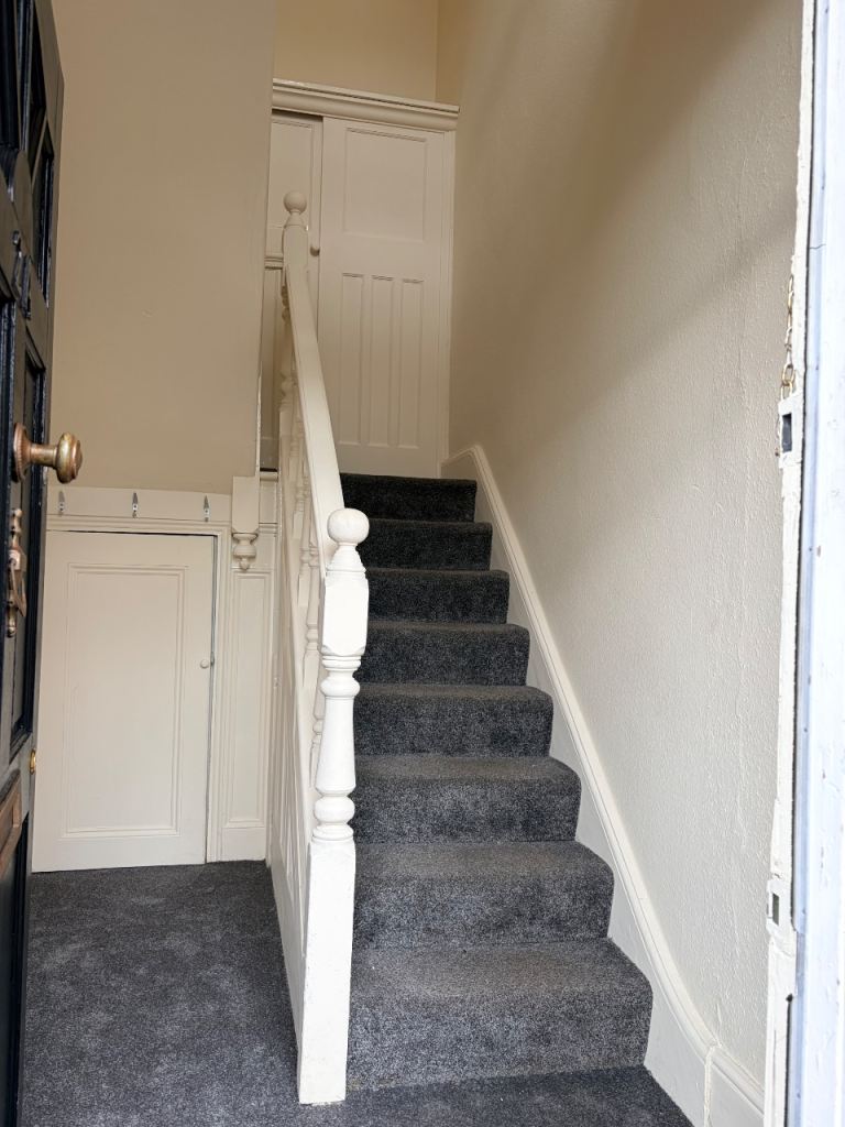 1st floor 1 large bed, 1 sitting room bath and separate kitchen: flat for rent wolstanton