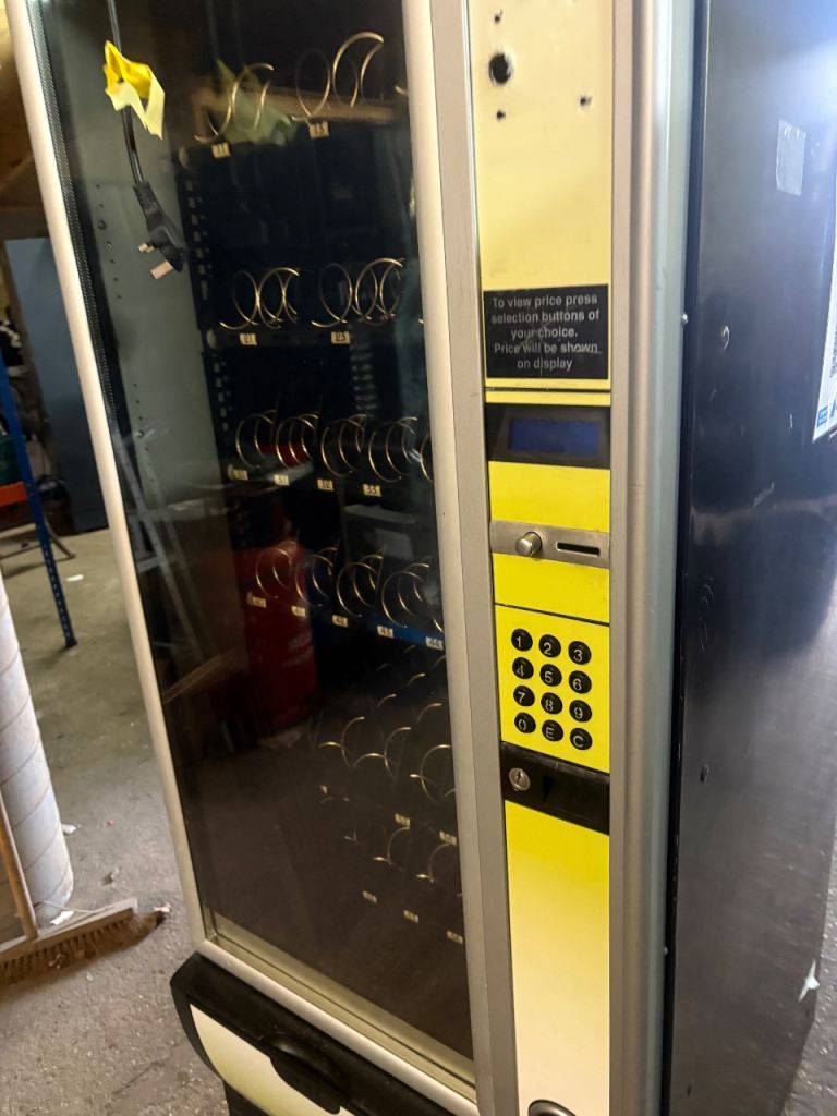 Necta SNAKKY Max combination vending machine