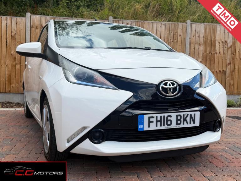 TOYOTA AYGO 1.0 VVT-i x-play White Manual Petrol 2016