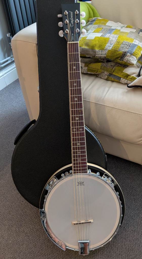 TANGLEWOOD  6 String Banjo   Used, but like new. With hard shell case  SENSIBLE OFFERS CONSIDERED