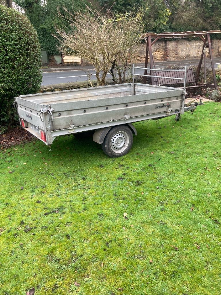 Flatbed braked trailer 