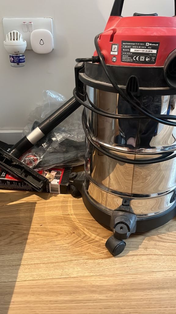 Einhell wet/dry shop vac with bags and parts 