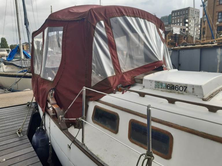Live aboard sailboat to rent in South Dock London SE16