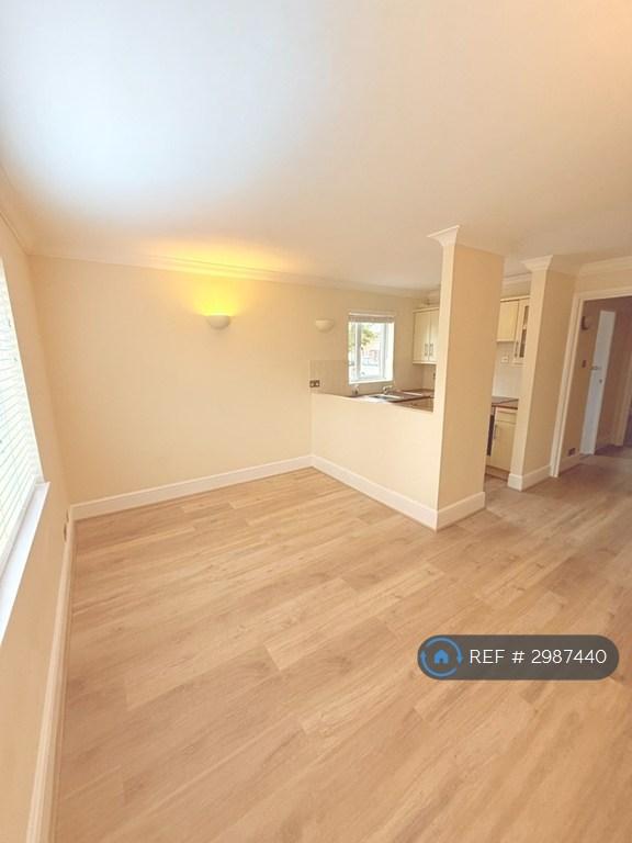 1 bedroom flat in Ottershaw, Chertsey, KT16 (1 bed) (#2987440)