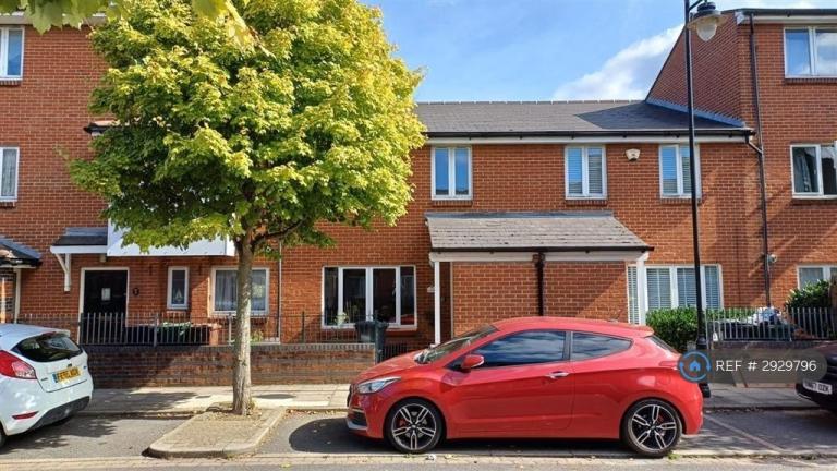 3 bedroom house in Heather Road, London, E4 (3 bed) (#2929796)