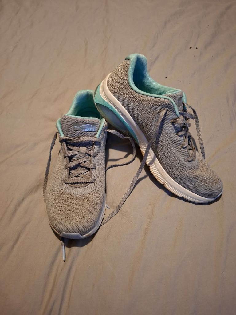 Ladies size 6 memory foam Sketchers 