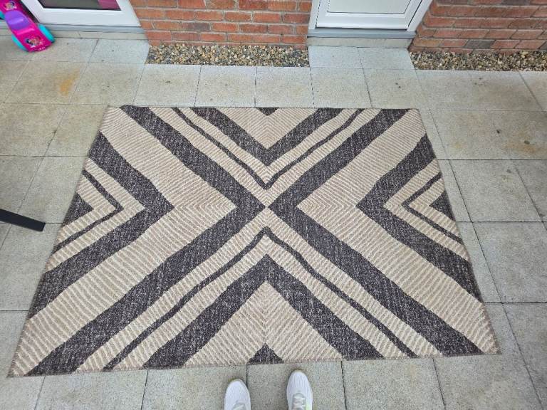 Grey and Cream Patterned Rug - Good Condition