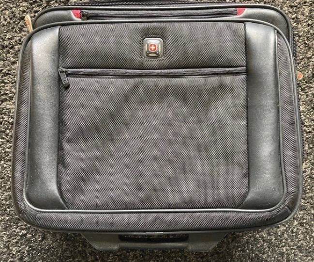 SWISSGEAR BY WENGER LUGGAGE BAG WITH WHEELS & EXTENDABLE HANDLE -m