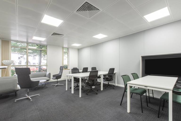 Staines - TW18 4AX \ Office Space for Rent with a 5-Desk Layout