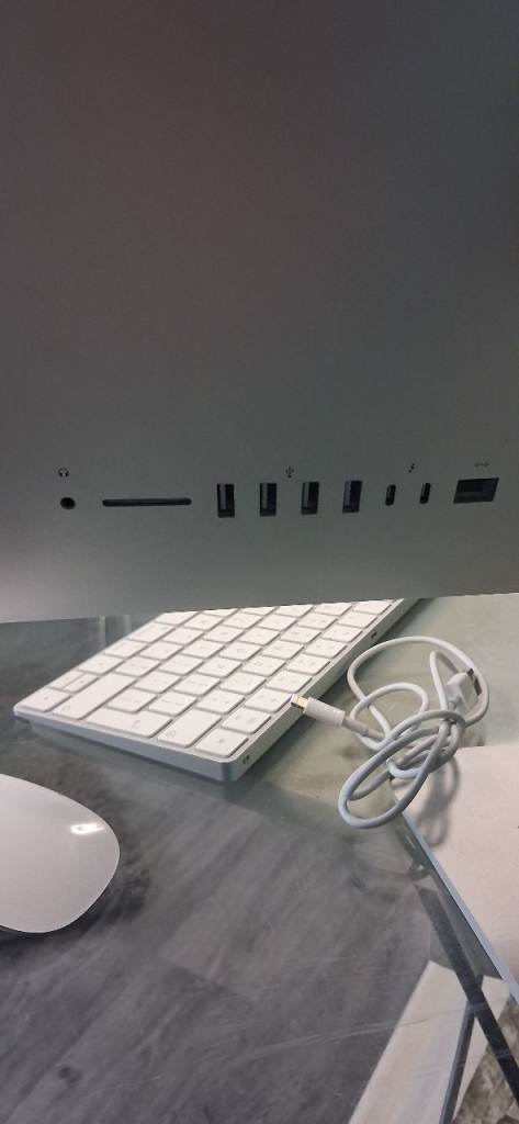 Apple Imac 21.5 4K retina, Apple wireless mouse & Keyboard, cables ...