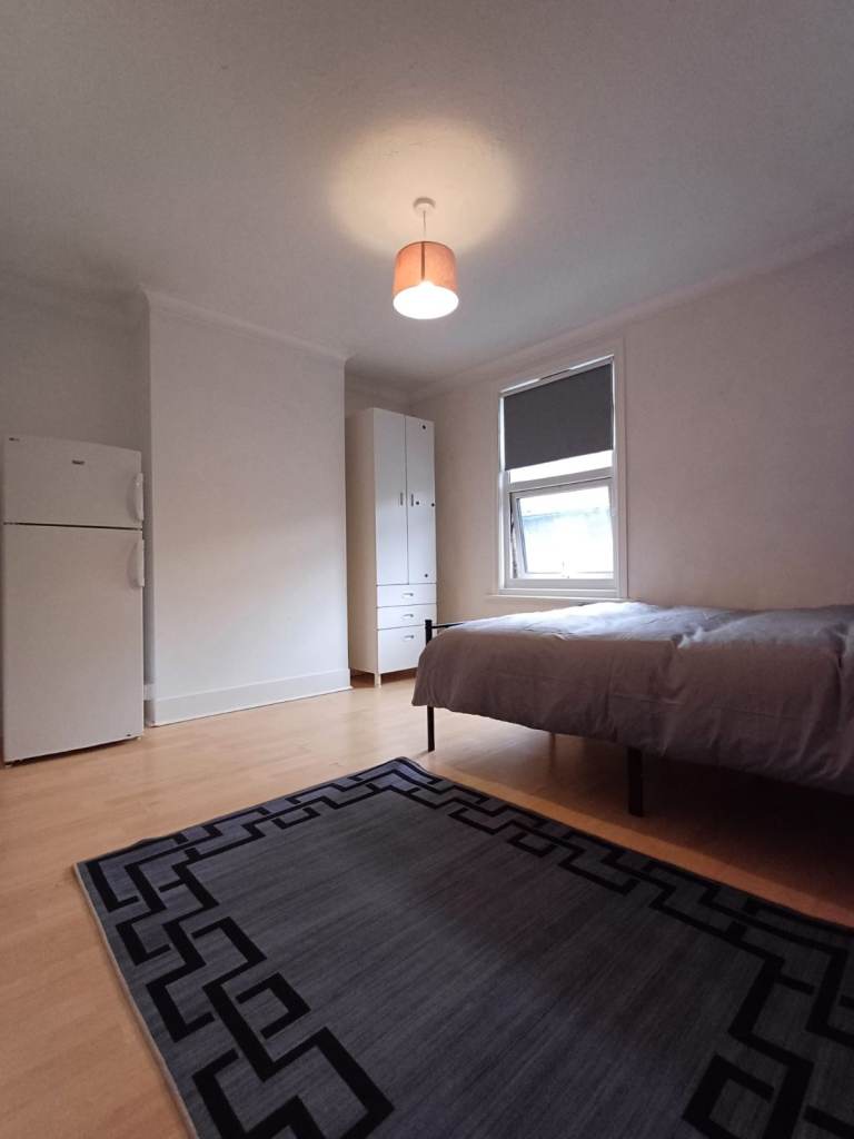 Double room to rent near the Train station and Medway Hospital 