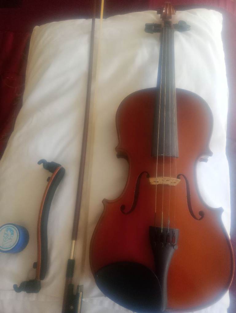 Full Size Violin with Bow, Shoulder Rest & Rosin