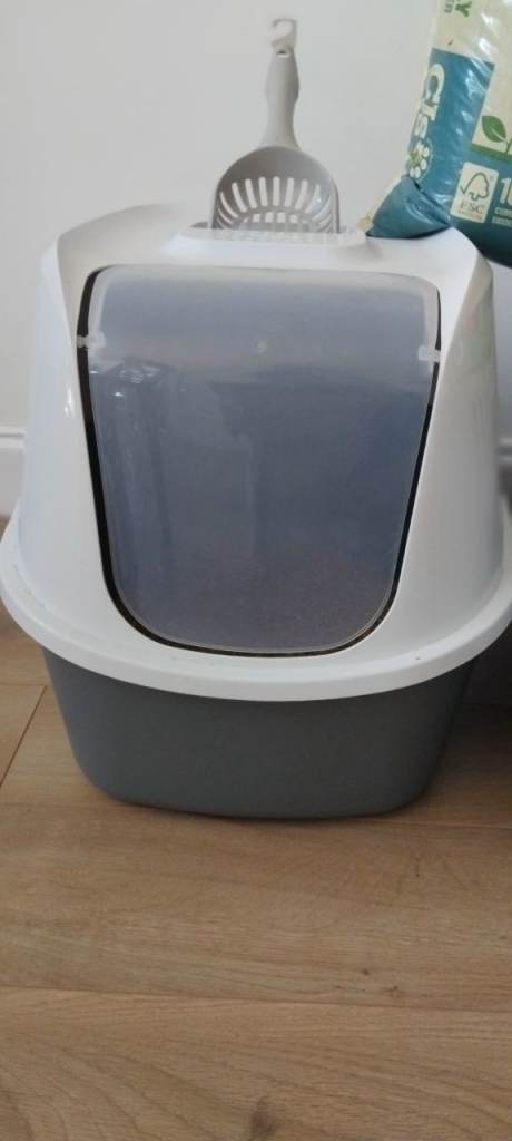 Cat litter box with scoop