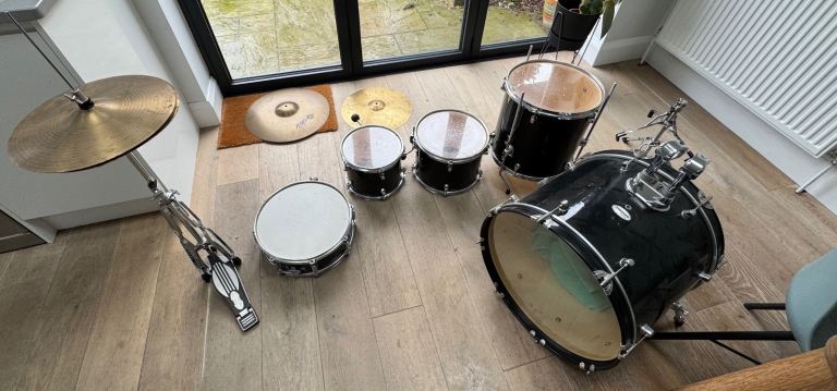 Complete acoustic drum kit Mapex Tornado 
