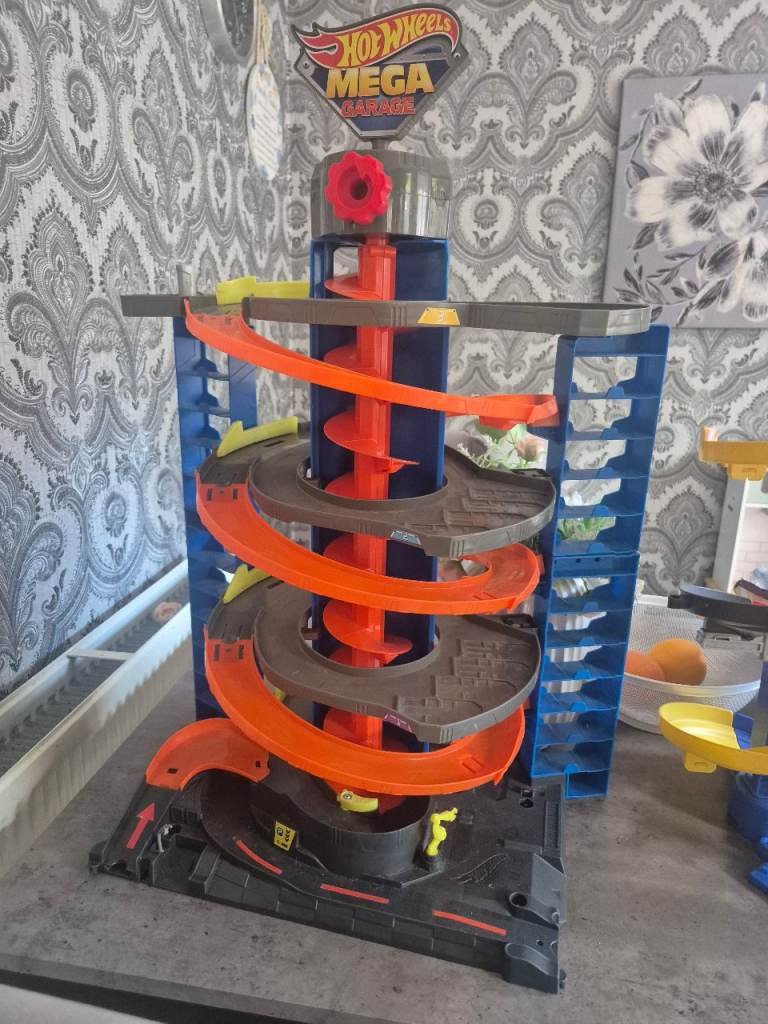 Hot Wheels Mega Garage Playset – Good Condition