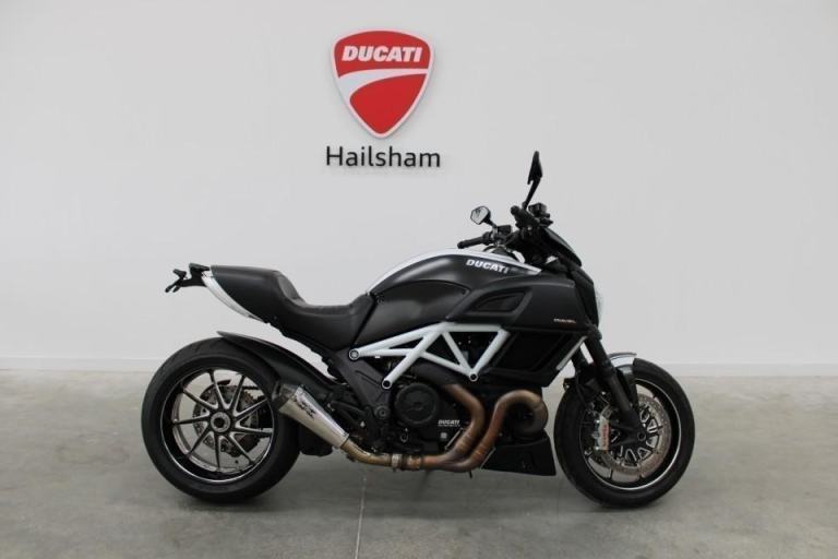 2015 Ducati Diavel Carbon, 1014 miles, Remus end can