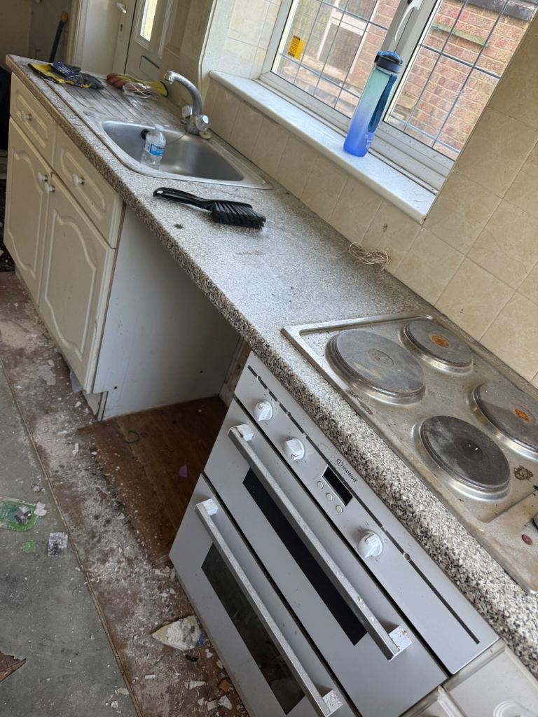 FREE KITCHEN UNITS