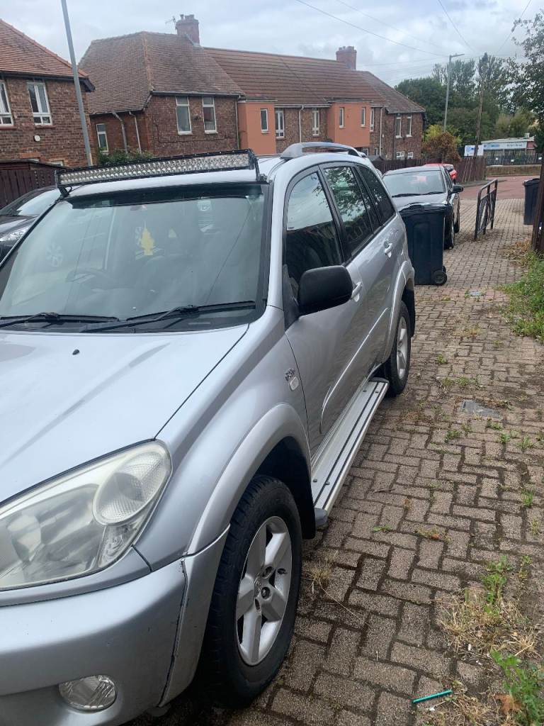 Toyota RAV 4 Estate 20DIESEL  SPARES REPAIR  NEEDS ALTNATOR FITTED £600 NO OFFERS 