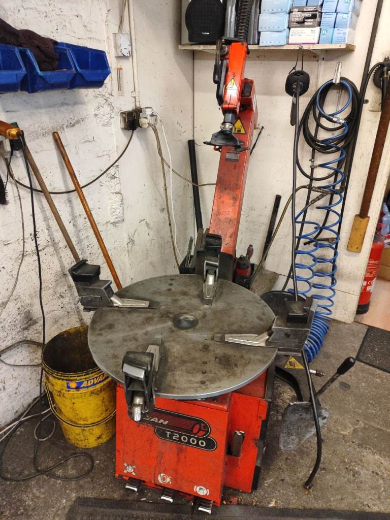 Motorcycle tyre changing machine John Dean T2000