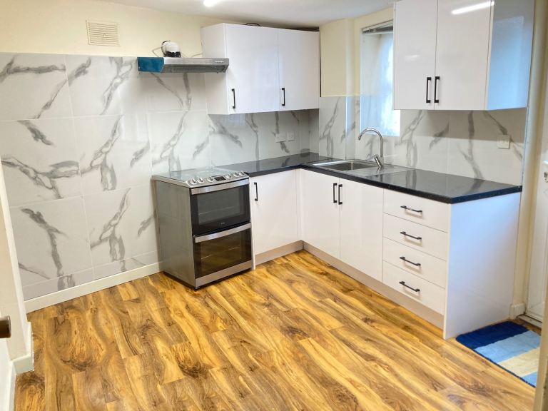 Converted New Ground 1 Bed Flat Shower Separate KitchenDiningSitting Patio VeryNearRailTubeBusShops