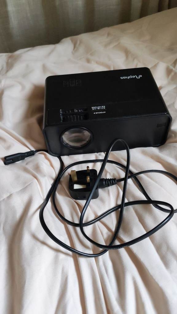 Elephas TV Projector connects via 