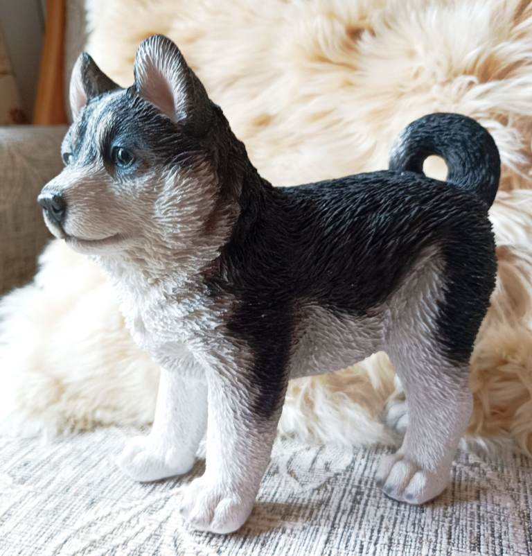 Beautiful pair of ceramic husky dogs 