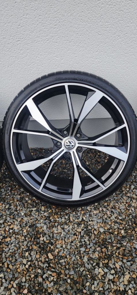 EXCELLENT CONDITION 20 INCH DIAMOND CUT ALLOY WHEELS WITH HANKOOK TYRES FOR VW / AUDI CAR