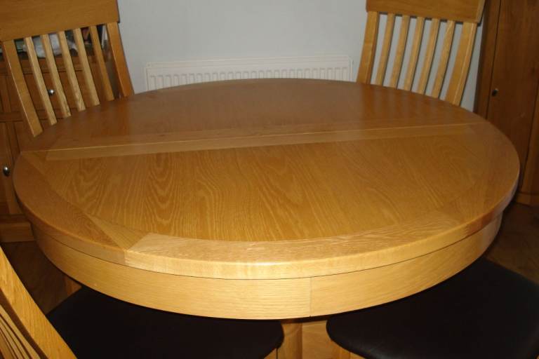 Solid Oak Extending Dining Table and 4 Chairs – Good Condition
