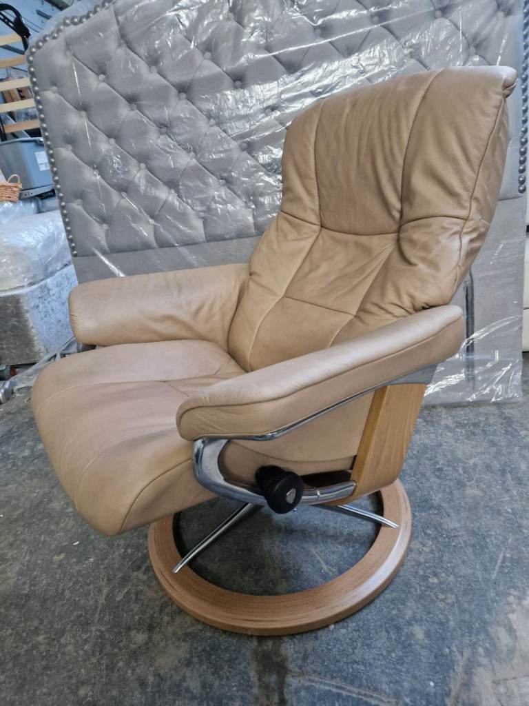 Chair  - Quality Genuine leather Ekornes Stressless Chrome on Wood Base Swivel Recliner Chair.