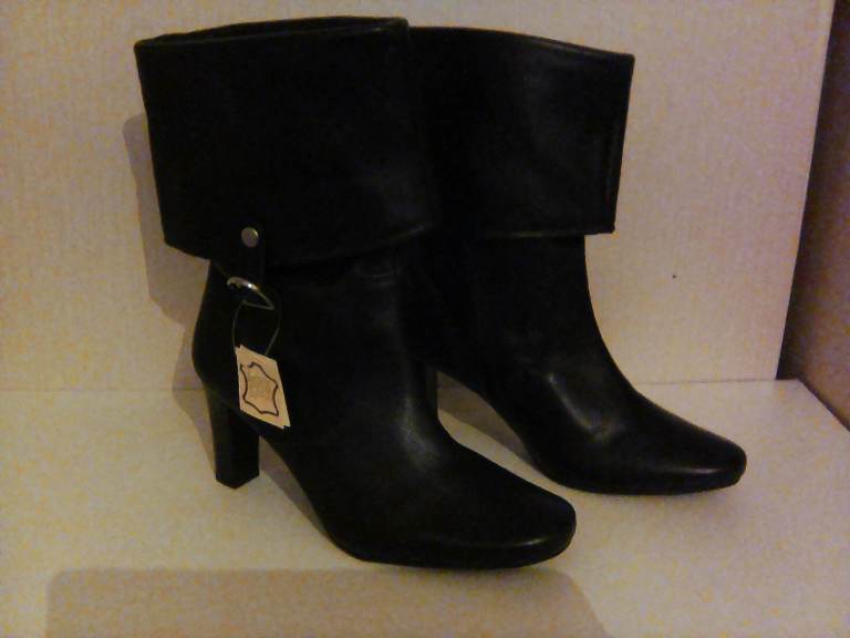 Size 9 Ladies Vivaladiva Black Leather high heels boots 